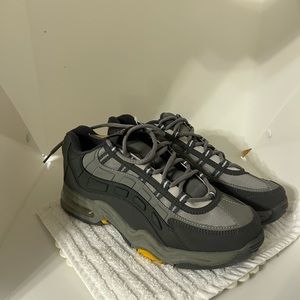 BIKE BRAND GREY ATHLETIC SHOES SIZE 9 LACE UP NWT TRAIL RIDING MOUNTAIN BIKING